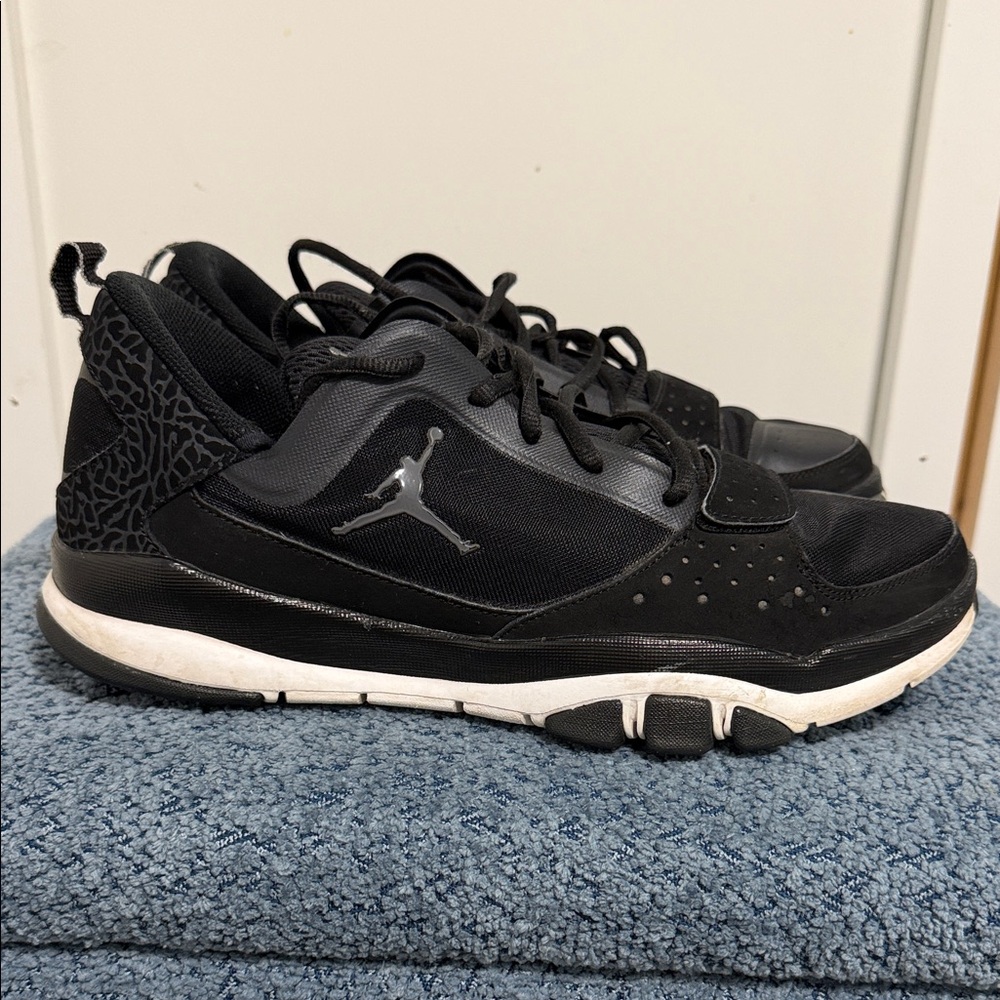 Nike Men's Black and White Athletic Shoes